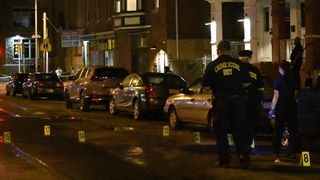 O a doua persoană despre care anchetatorii cred că a luat o armă şi a ripostat a fost, de asemenea, luată &icirc;n custodia poliţiei &icirc;n urma &icirc;mpuşcăturilor.