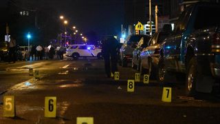 Principalul suspect este un bărbat &icirc;n v&acirc;rstă de 40 de ani care avea o puşcă de tip AR şi un pistol.