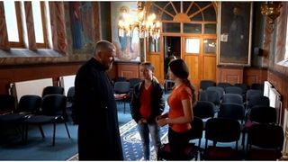 Prin acest gest, preotul vrea să ofere un exemplu și celorlalți școlari d&acirc;ndu-le și un motiv să &icirc;nvețe c&acirc;t mai bine.