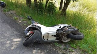 Conducătorul motocicletei a fost rănit și a fost nevoie să fie transportat la spital pentru &icirc;ngrijiri medicale.