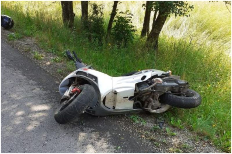 Conducătorul motocicletei a fost rănit și a fost nevoie să fie transportat la spital pentru îngrijiri medicale.