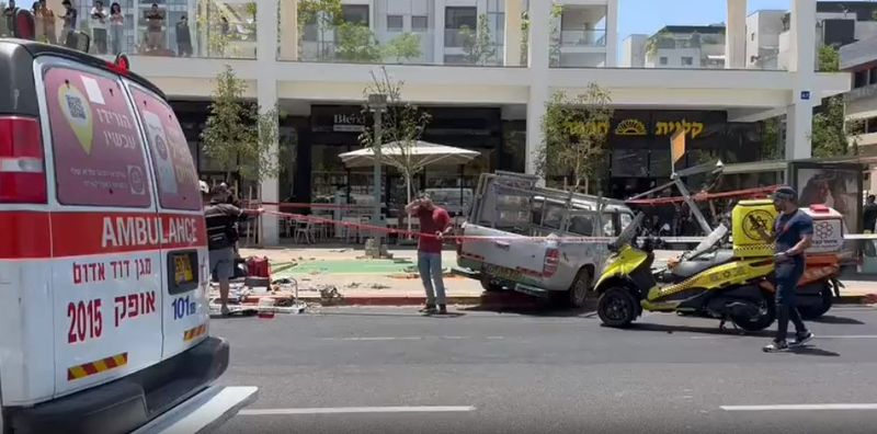 Presa îl identifică pe atacator ca fiind un palestinian care a intrat în Israel cu un permis medical.