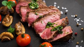 VIDEO - Sectorul cărnii de vită, pe cale de dispariție. Mai multe galantare au rămas fără carne de vită