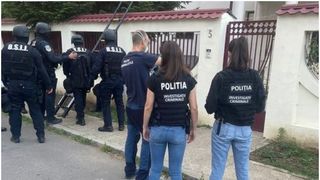 Poliţiştii au făcut apel la aparţinătorii bătr&acirc;nilor să ia contact cu oamenii legii pentru a primi informații despre starea lor.