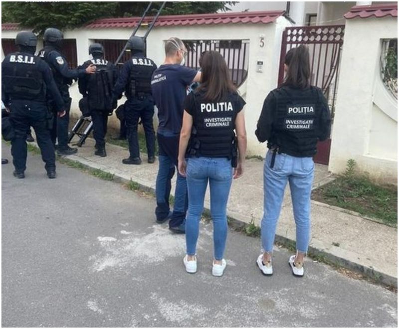 Poliţiştii au făcut apel la aparţinătorii bătrânilor să ia contact cu oamenii legii pentru a primi informații despre starea lor.