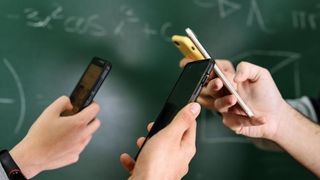 O țară din Europa va interzice telefoanele mobile și dispozitivele electronice în sălile de clasă