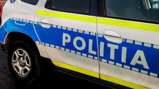 Un tânăr de 19 ani a fost prins asupra lui cu arme albe. Acesta se plimba printr-un parc