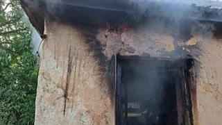 Un bărbat a fost ars de viu, după ce locuința sa a fost cuprinsă de flăcări, &icirc;n Satu Mare. Totul ar fi pornit de la o țigară aprinsă, nesupravegheată