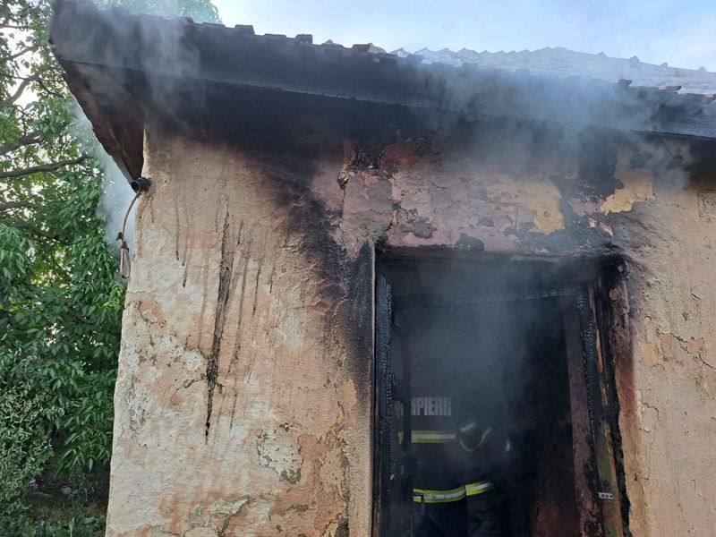 Un bărbat a fost ars de viu, după ce locuința sa a fost cuprinsă de flăcări, în Satu Mare. Totul ar fi pornit de la o țigară aprinsă, nesupravegheată