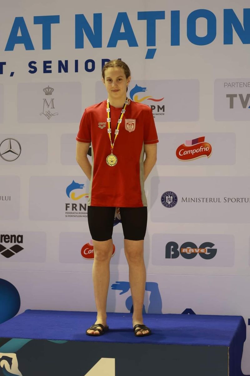 Daria s-a calificat în finala de la 50 de metri spate, după ce a câştigat prima semifinală cu un timp de 28,59 secunde.