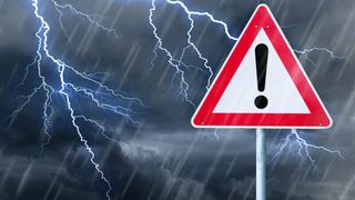 HARTĂ - Cod portocaliu de averse torențiale, descărcări electrice, vijelii și grindină în aproape jumătate de țară / Cum va fi vremea în regiunile sudice și estice