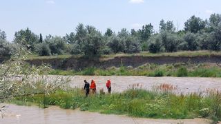 Două persoane au rămas blocate pe o bucată de pământ în mijlocul unui râu din Prahova