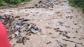 Circulația feroviară a fost blocată în județul Suceava după ce aluviunile au ajuns pe calea ferată