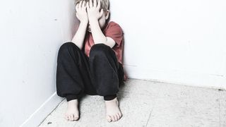 Și-a vândut fiul în schimbul unei sume de bani. Copilul în vârstă de 13 ani era pus la munci grele şi era cazat în condiţii insalubre 