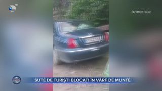 Sute de turiști blocați &icirc;n v&acirc;rf de munte