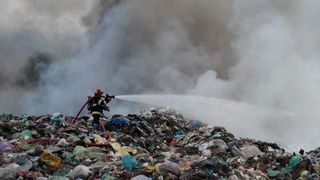 Un incendiu puternic a izbucnit la o groapă de gunoi din D&acirc;mbovița. Pompierii au intervenit