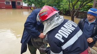 Un bărbat din Suceava a fost salvat dintr-o anexă gospodărească înconjurată de ape