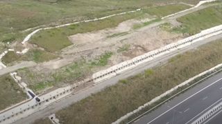 Alunecare de teren în apropierea autostrăzii A10, la Alba Iulia Nord. Pământul riscă să ajungă peste şosea