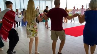 Ei au fost încântați de ospitalitatea oamenilor care i-au primit în mijlocul lor, chiar dacă nu-i cunoșteau pe miri