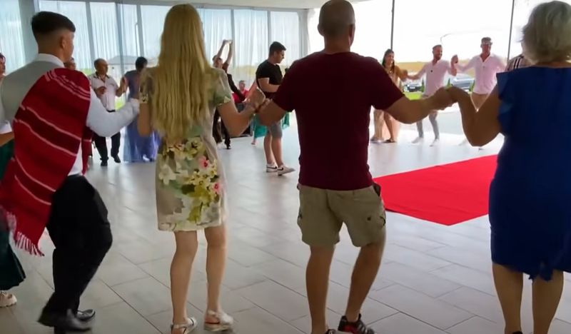 Ei au fost încântați de ospitalitatea oamenilor care i-au primit în mijlocul lor, chiar dacă nu-i cunoșteau pe miri