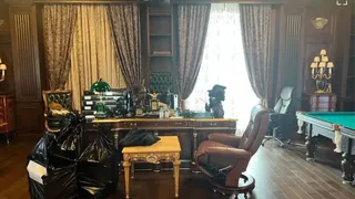 "Palatul" lui Prigojin, luat cu asalt de oamenii lui Putin. Lingouri de aur, peruci și arme automate, confiscate &icirc;n direct la TV