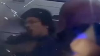 Bărbatul a fost arestat de forțele de ordine la sosirea pe aeroport, &icirc;n timp ce pasagerul a fost trimisă la spital.