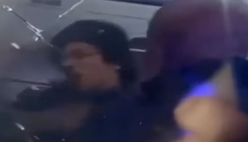 Bărbatul a fost arestat de forțele de ordine la sosirea pe aeroport, în timp ce pasagerul a fost trimisă la spital.