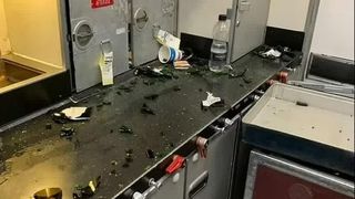 Bărbatul a spart o sticlă de sticlă &icirc;nainte de a-l &icirc;njunghia pe pasager cu ea.