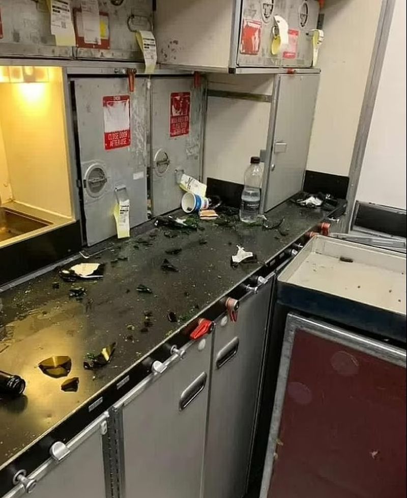 Bărbatul a spart o sticlă de sticlă înainte de a-l înjunghia pe pasager cu ea.