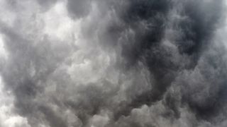 Cod portocaliu de ploi torențiale și descărcări electrice pentru județul Bihor. Cât va dura avertizarea meteorologică