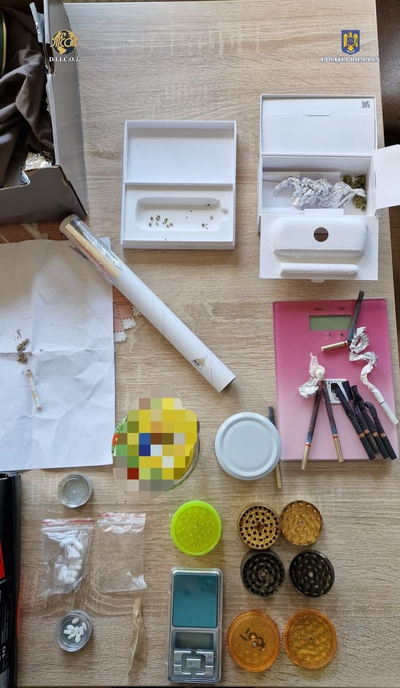 Persoanele bănuite ar fi comercializat în mod repetat, droguri de risc și mare risc și substanțe cu efect psihoactiv, unor consumatori, inclusiv minori.