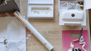 Persoanele bănuite ar fi comercializat &icirc;n mod repetat, droguri de risc și mare risc și substanțe cu efect psihoactiv, unor consumatori, inclusiv minori.