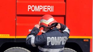 Incendiu violent &icirc;ntr-o gospodărie. Un pompier a ajuns la spital