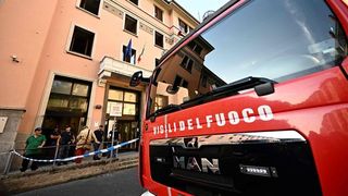 Incidentul a declanșat o intervenție de urgență de amploare, la fața locului venind inclusiv 11 ambulanțe și o mașină de pompieri.