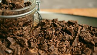 În cazul ciocolatei și a produselor din ciocolată, trebuie menționat obligatoriu conținutul de cacao, exprimat în procente de substanță uscată