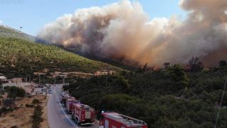 Prima echipă de pompieri rom&acirc;ni a ajuns &icirc;n Grecia. Peste 450 de pompieri din 11 state vor fi detașați preventiv &icirc;n caz de incendii masive