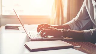 Unii bugetari din Neamț vor primi compensații pentru statul pe scaun și scrisul la tastatură: sporuri pentru hemoroizi și șapte zile de concediu de odihnă