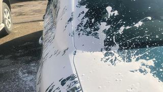 Ponomareva a &icirc;ncărcat o fotografie cu mașina ei acoperită cu vopsea albă