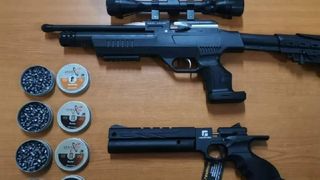 Avocată din Prahova reținută după ce a cumpărat o armă de pe internet și și-a lăsat copilul să &icirc;mpuște păsări