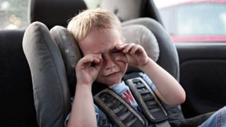 Un copil s-a stins din viață după ce a petrecut 6 ore în mașina încinsă. Mama a uitat să-l lase la grădiniță