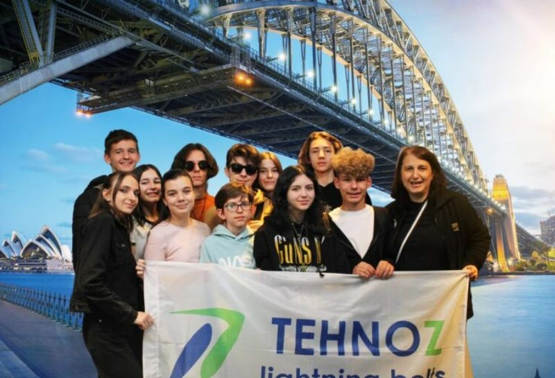 Echipa TehnoZ Lightening Bolts de la Colegiul Național Zinca Golescu din Pitești și echipa Sensor On din București au reprezentat România la Concursul internațional de robotică Asia-Pacific.