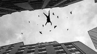 O tânără a vrut să își pună capăt zilelor și a sărit  în gol de la etajul șase. Cum a reușit să scape cu viață?