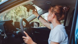 VIDEO | O copilă de 15 ani a făcut accident cu mașina furată de la unchiul ei. Fata este cercetată penal