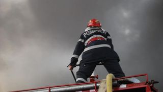 Un microbuz cu muncitori a luat foc pe un drum din județul Vaslui. Care este starea de sănătate a pasagerilor?