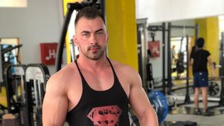 Tânărul își petrecea aproape fiecare zi în sala de antrenament și-i ajuta pe alții să facă performanță