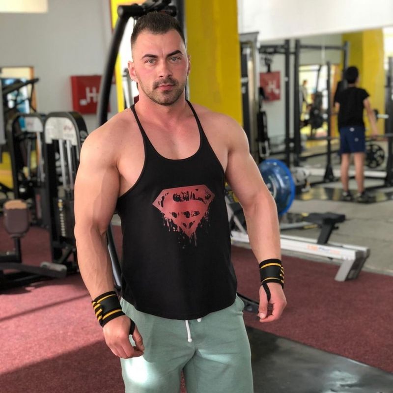 Tânărul își petrecea aproape fiecare zi în sala de antrenament și-i ajuta pe alții să facă performanță