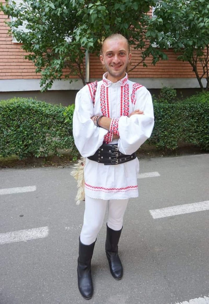 Deocamdată, nu se ştie cum a izbucnit incendiul, însă este cert că bărbatul ar fi încercat să rezolve o defecțiune tehnică.