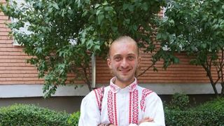 Deocamdată, nu se ştie cum a izbucnit incendiul, &icirc;nsă este cert că bărbatul ar fi &icirc;ncercat să rezolve o defecțiune tehnică.