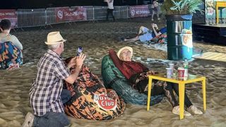 Fotografie emoționantă cu doi bunici la Neversea 2023: "Oamenii ăștia &icirc;mi dau speranța că va fi bine"