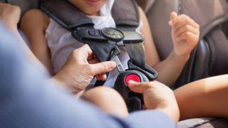 O mamă și-a ucis fiica de doar un an după ce a lovit-o cu maşina. Femeia &icirc;ncerca să parcheze